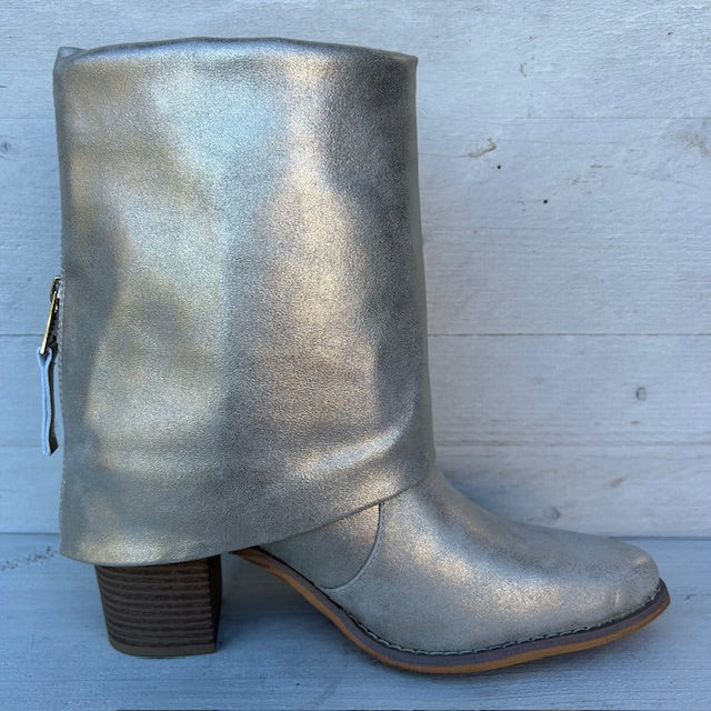 Leatherlook enkellaarsje met flap goud