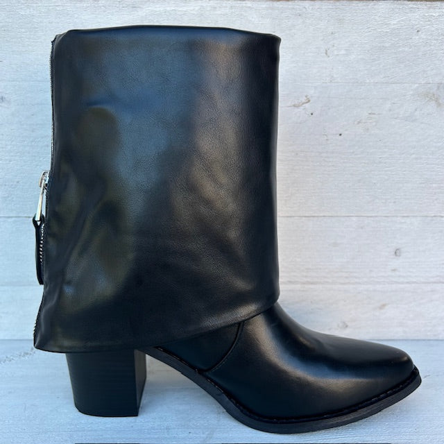 Leatherlook enkellaarsje met flap zwart