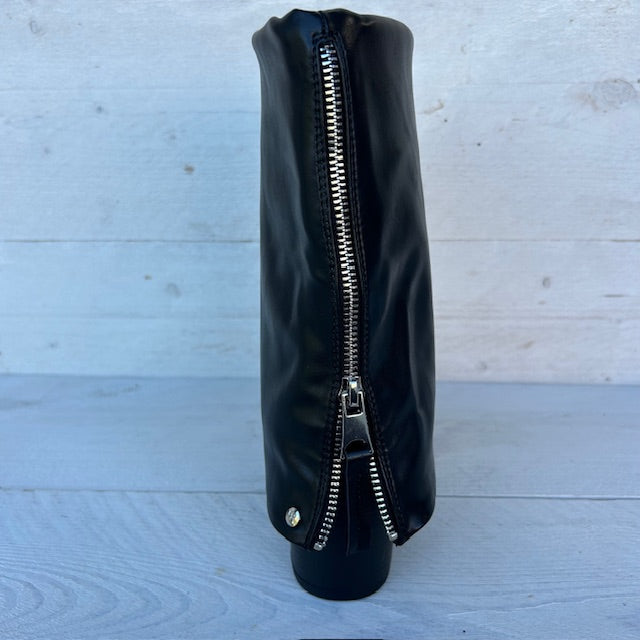 Leatherlook enkellaarsje met flap zwart