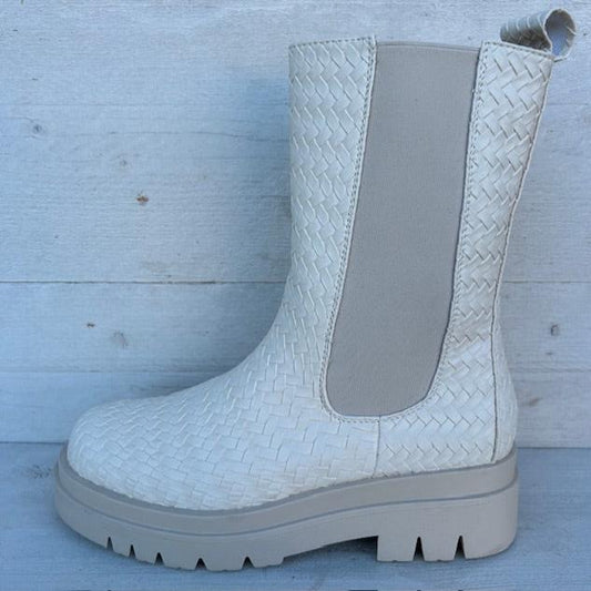 Trendy boots beige