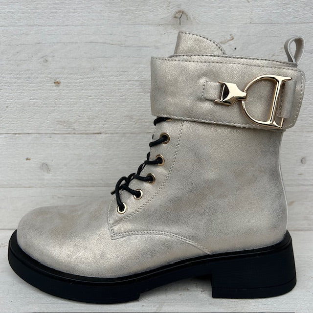 Subtiele veterboots met bandje metallic goud