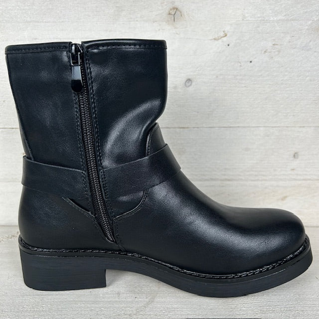 Stoer leatherlook enkellaarsje met gespjes