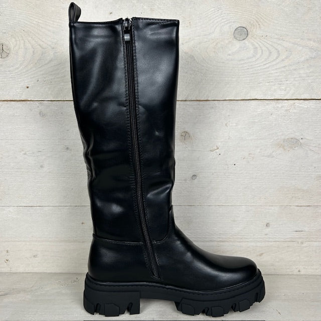 Hoge leatherlook laars met stoere zool zwart