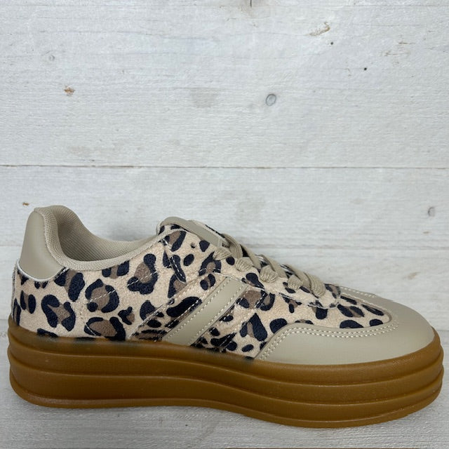 Trendy retro sneaker panter