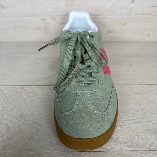 Lage sneaker met retrozool groen