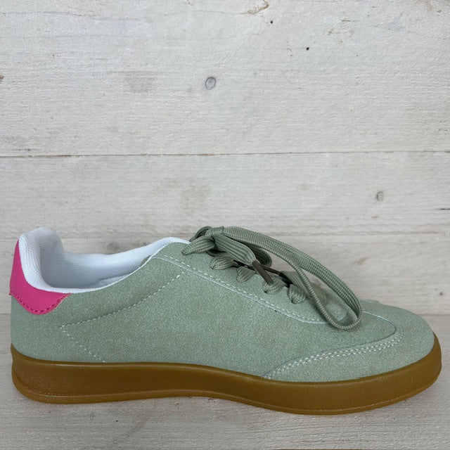 Lage sneaker met retrozool groen