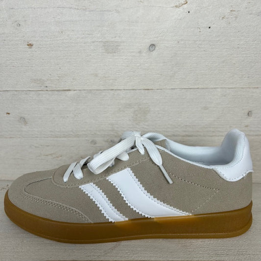 Lage sneaker met retrozool beige