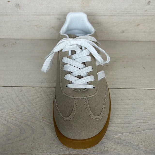 Lage sneaker met retrozool beige