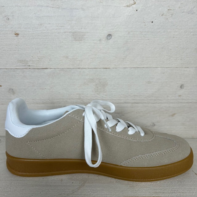 Lage sneaker met retrozool beige