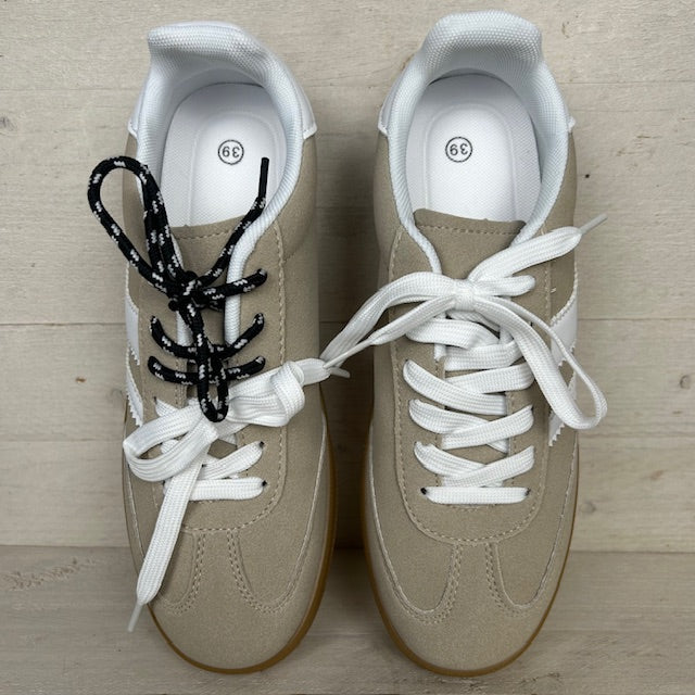 Lage sneaker met retrozool beige