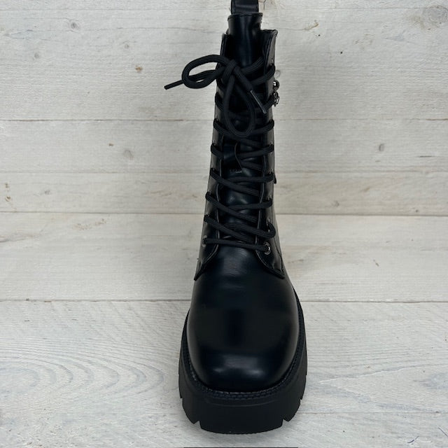 Stoere leatherlook veterboots met leuk detail