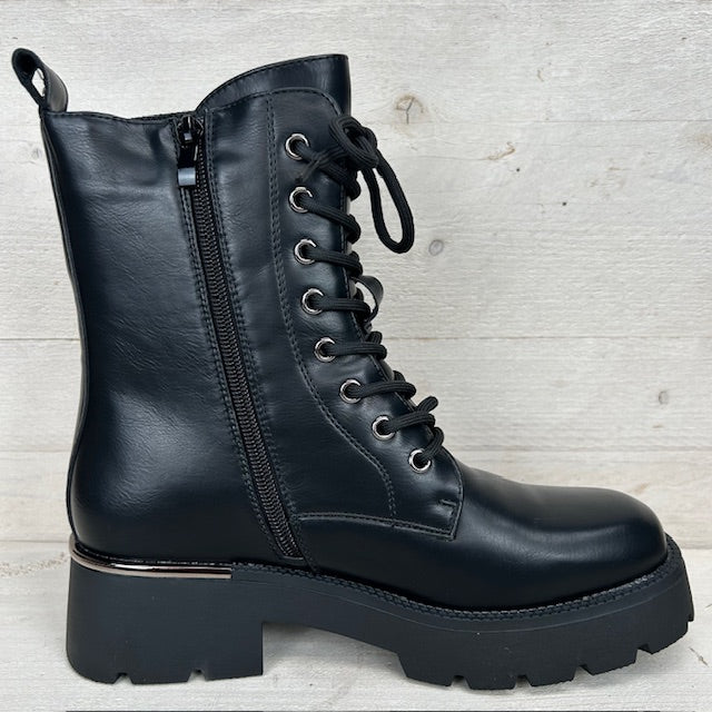 Stoere leatherlook veterboots met leuk detail