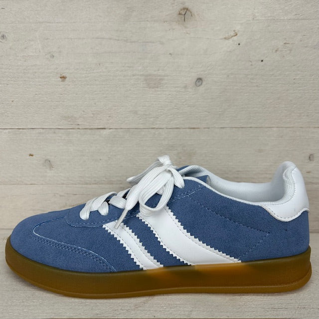 Lage sneaker met retrozool blauw