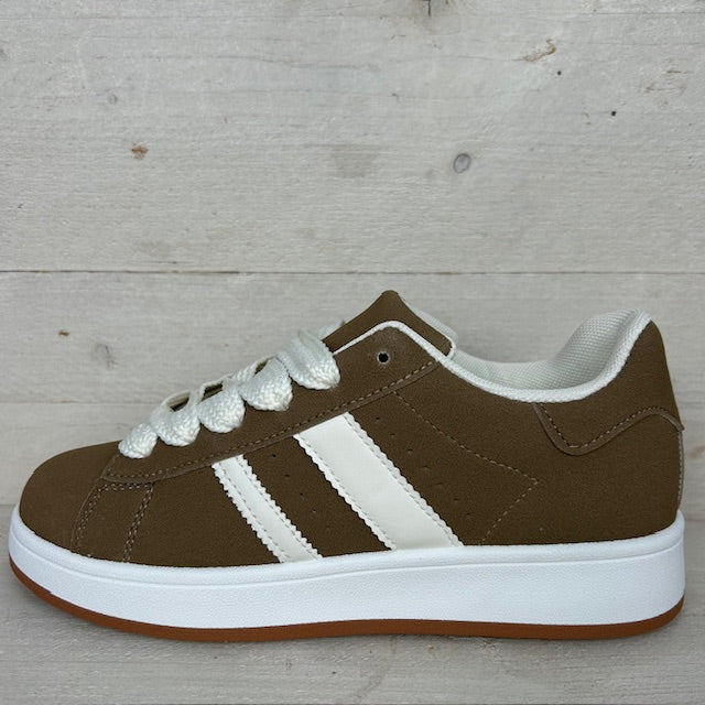 Trendy sneakers met leuke retrozool khaki