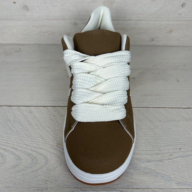 Trendy sneakers met leuke retrozool khaki