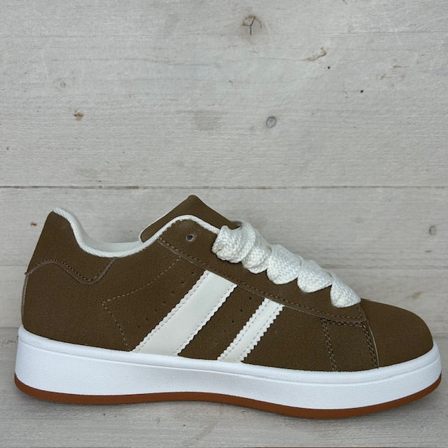 Trendy sneakers met leuke retrozool khaki