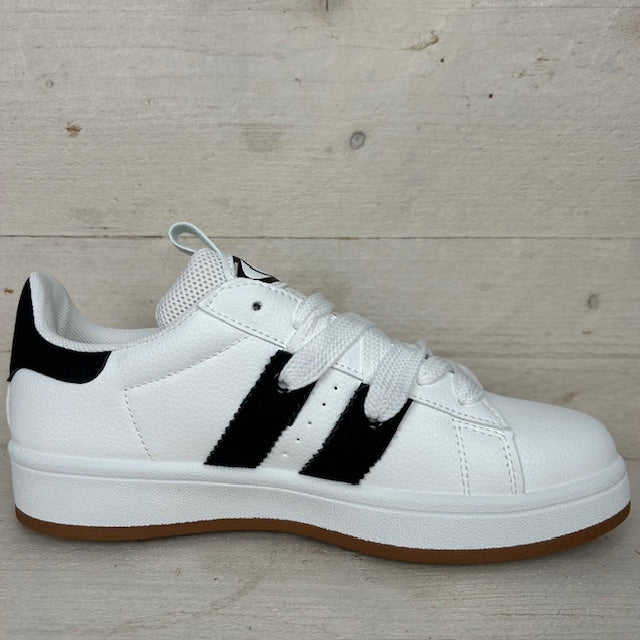 Trendy retro sneaker met witte zool wit