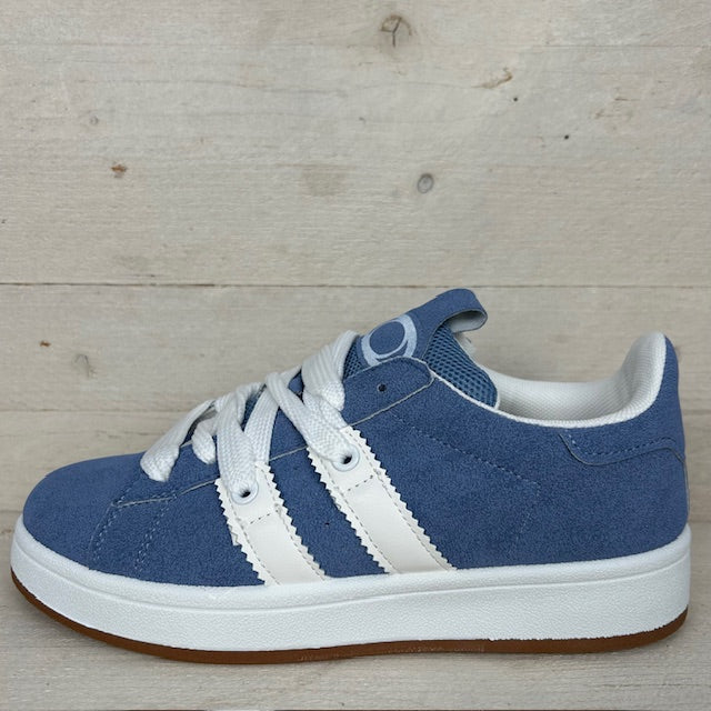 Trendy retro sneaker met witte zool blauw