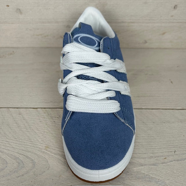 Trendy retro sneaker met witte zool blauw