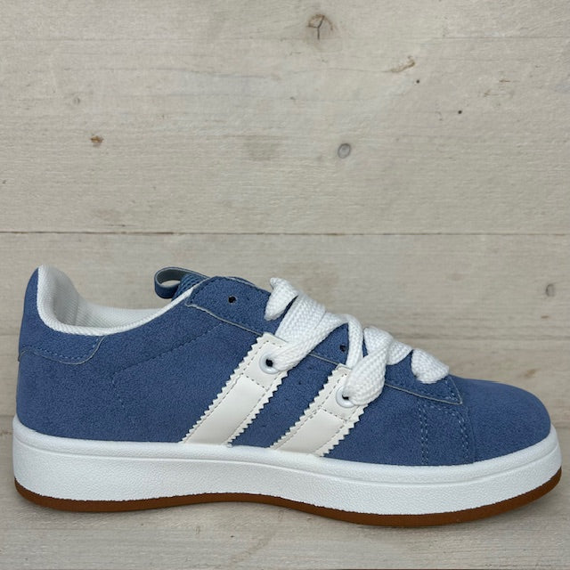 Trendy retro sneaker met witte zool blauw