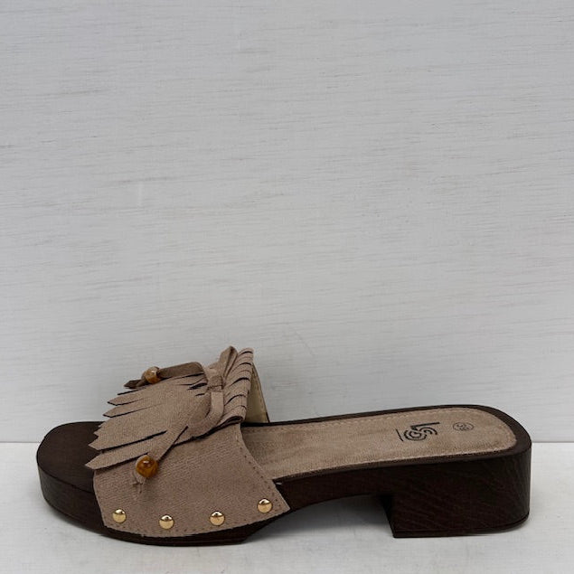 Leuke slippers met hakje en franjes taupe