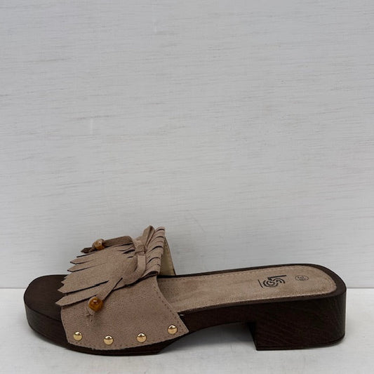 Leuke slippers met hakje en franjes taupe