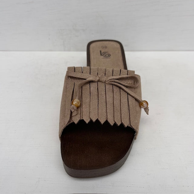 Leuke slippers met hakje en franjes taupe