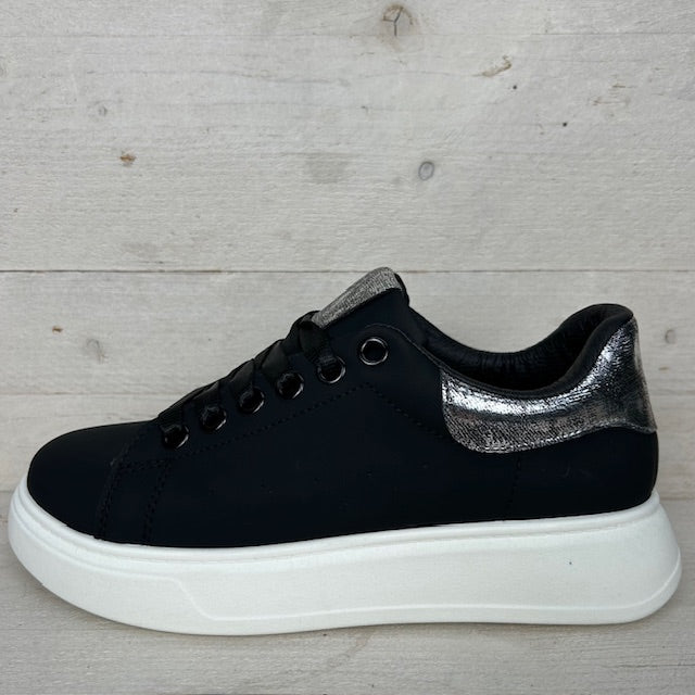 Basic sneaker met detail zwart