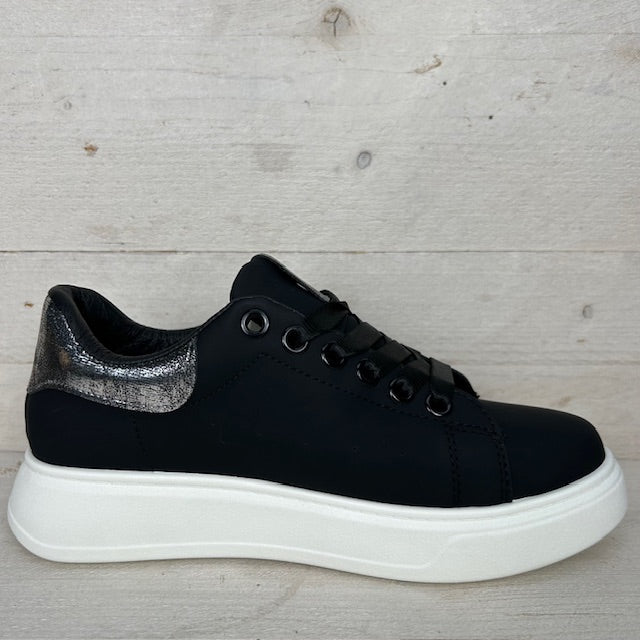 Basic sneaker met detail zwart