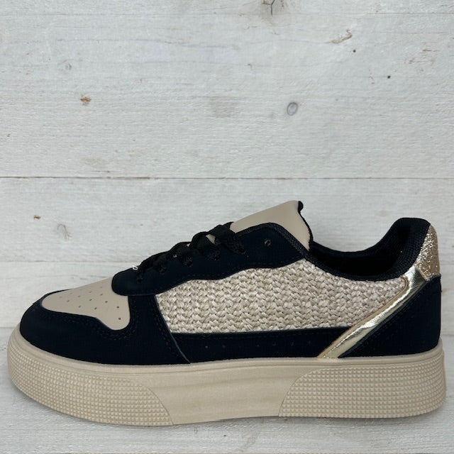 Casual sneaker met leuke afwerking zwart