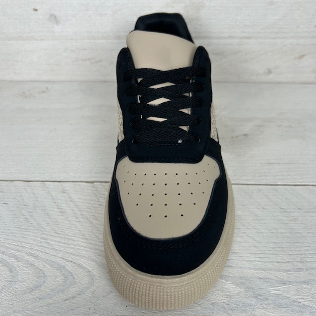 Casual sneaker met leuke afwerking zwart