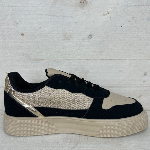 Casual sneaker met leuke afwerking zwart