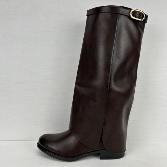 Leatherlook laarzen met flap en gespje bruin