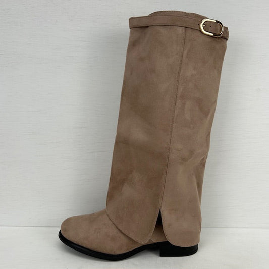Suèdine laarzen met flap en gespje taupe