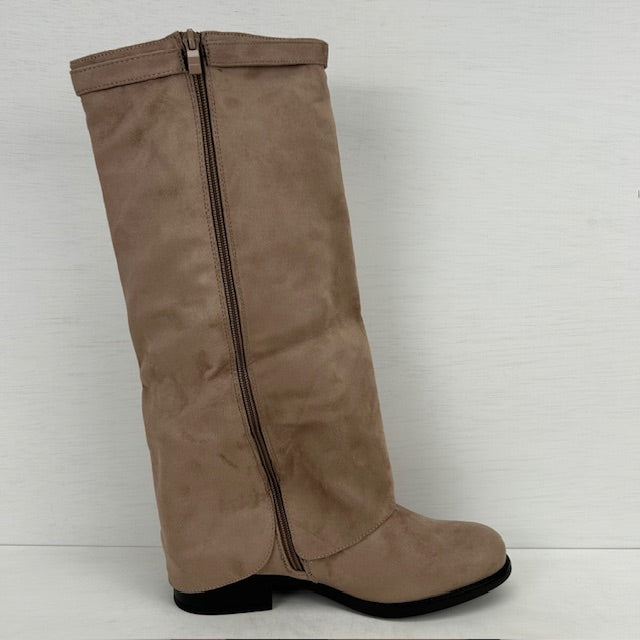 Suèdine laarzen met flap en gespje taupe