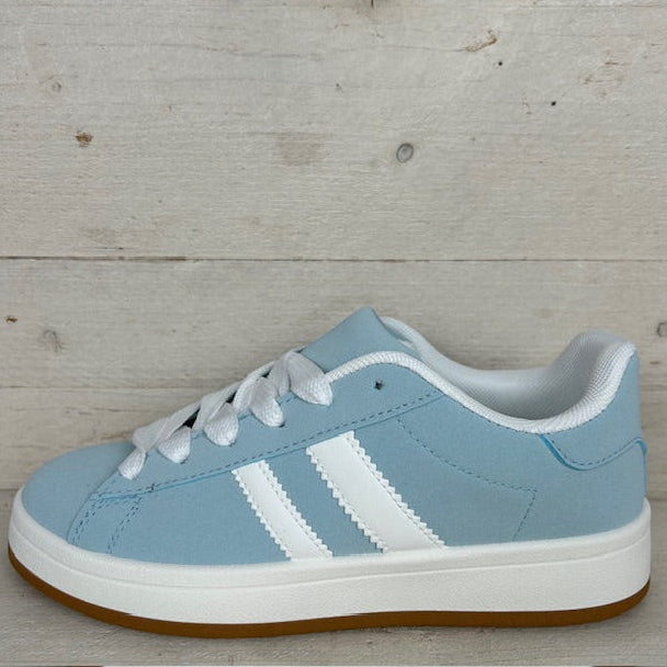 Retro sneaker met witte zool pastel blauw