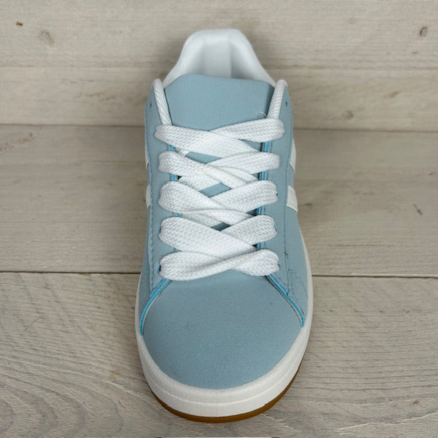 Retro sneaker met witte zool pastel blauw