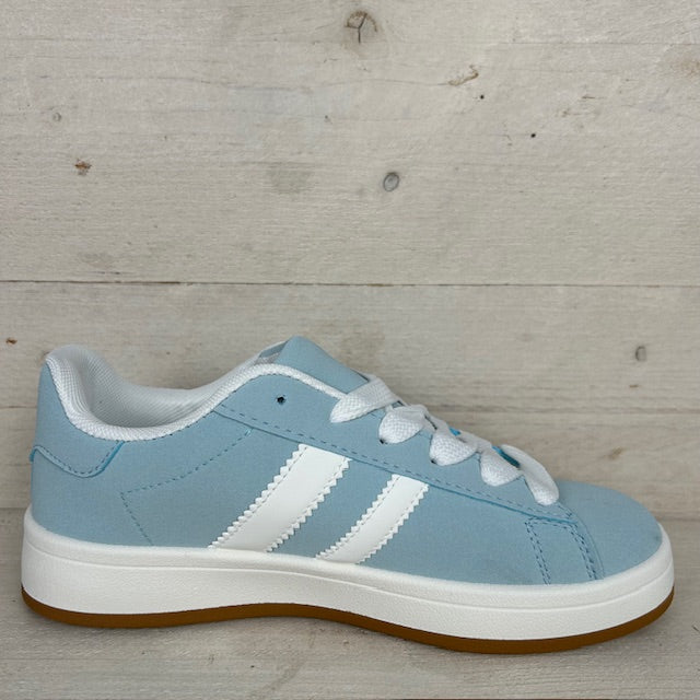 Retro sneaker met witte zool pastel blauw