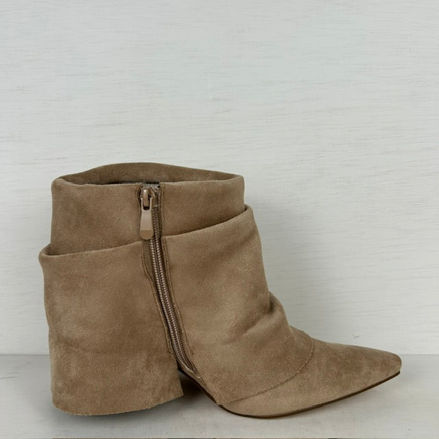 Suèdine enkellaarsjes met flap en naaldhakje beige