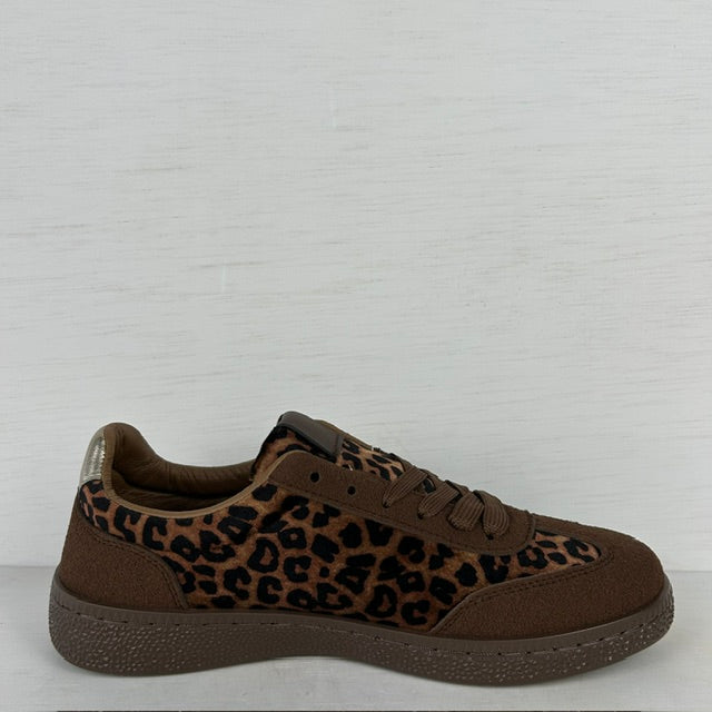 Leuke retro sneakers met strepen panter