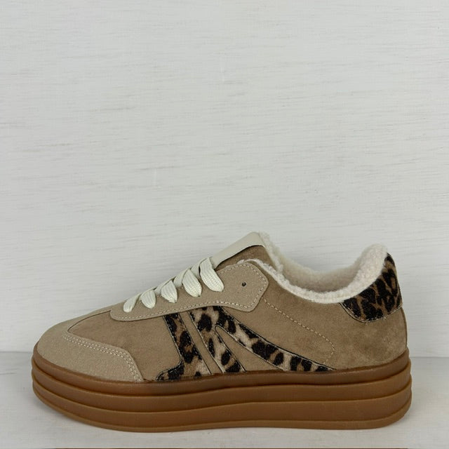 Geweldige retro sneakers met teddy randje panter
