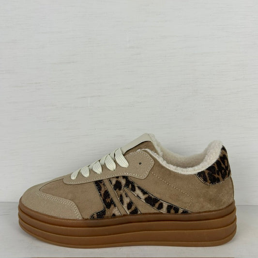 Geweldige retro sneakers met teddy randje panter