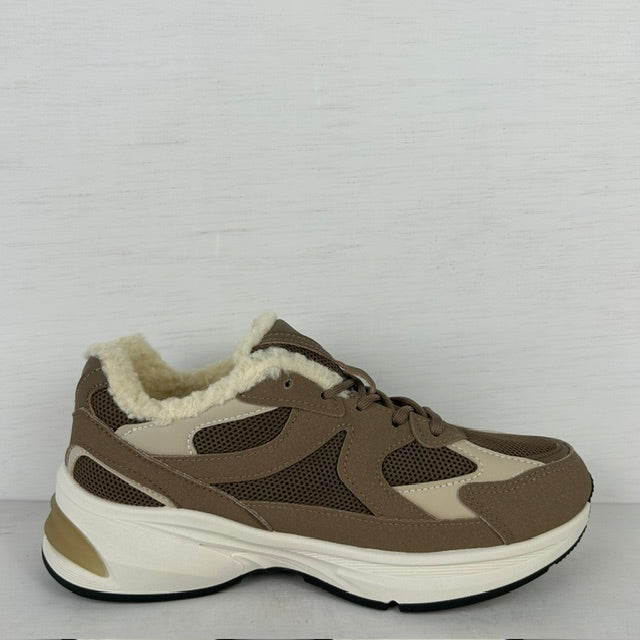 Trendy sneakers met teddy randje lichtbruin