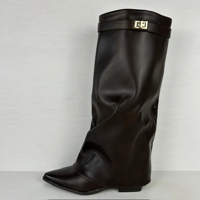 Hoge leatherlook laarzen met gespje en lage hak bruin