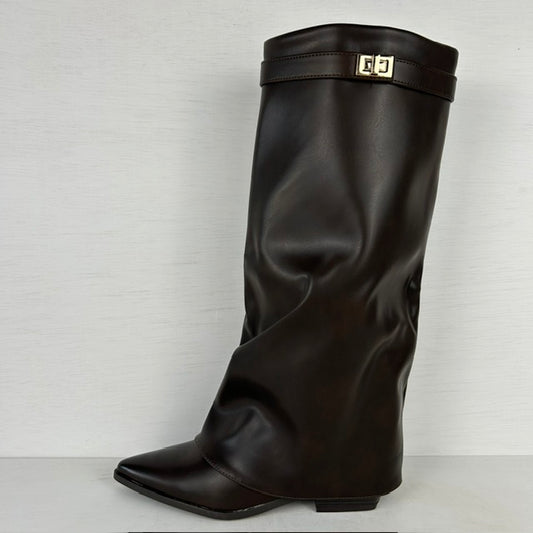 Hoge leatherlook laarzen met gespje en lage hak bruin