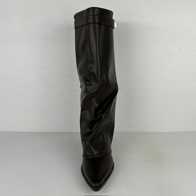 Hoge leatherlook laarzen met gespje en lage hak bruin