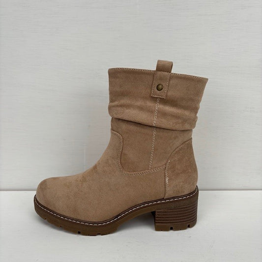 Laarsje met stevige hak beige