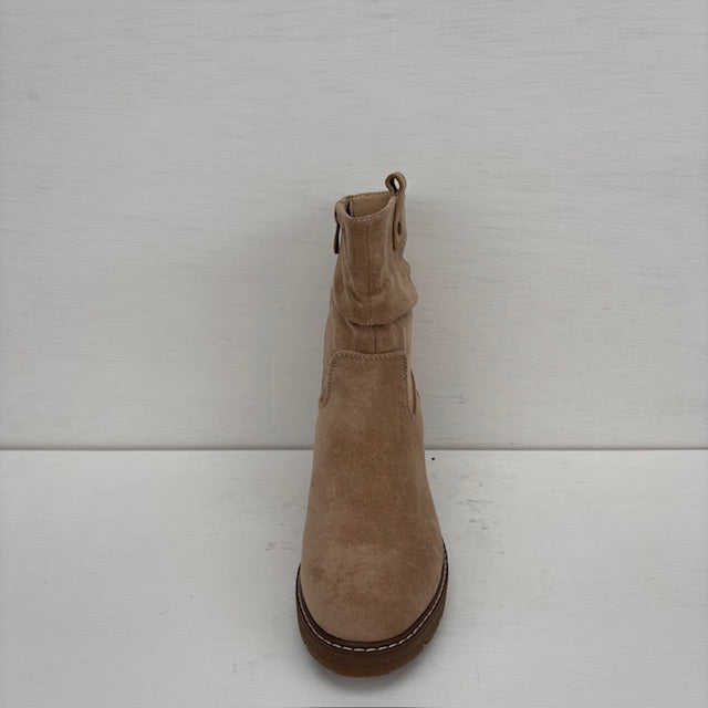 Laarsje met stevige hak beige