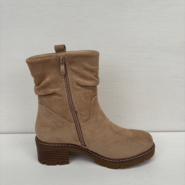 Laarsje met stevige hak beige