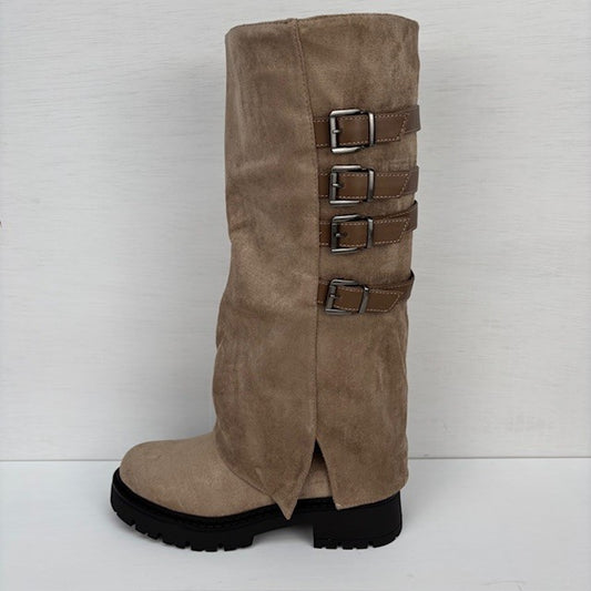 Hoge suedine boots met flap en gespen khaki